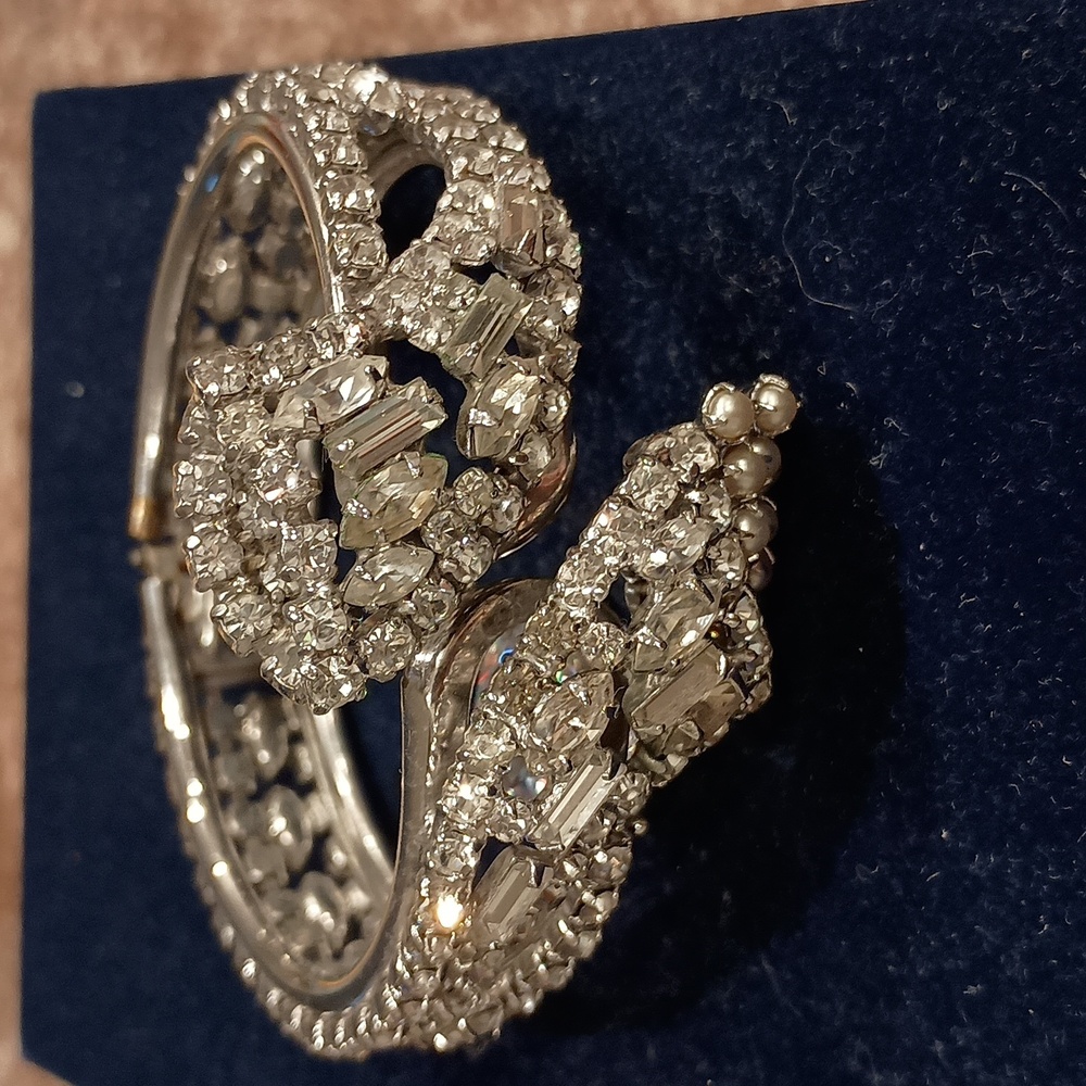 VTG bangle rhinestone chunky bracelet
